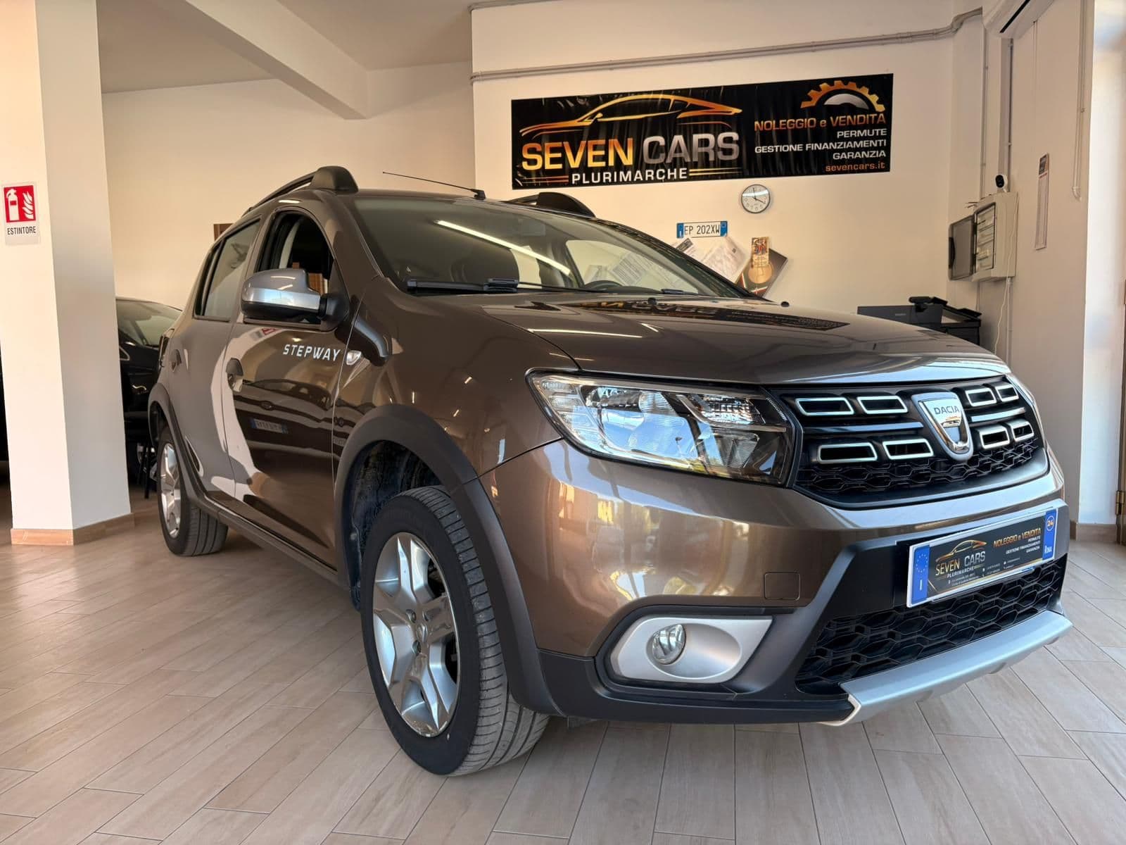 Dacia Sandero Stepway marrone presso lo showroom Sevencars