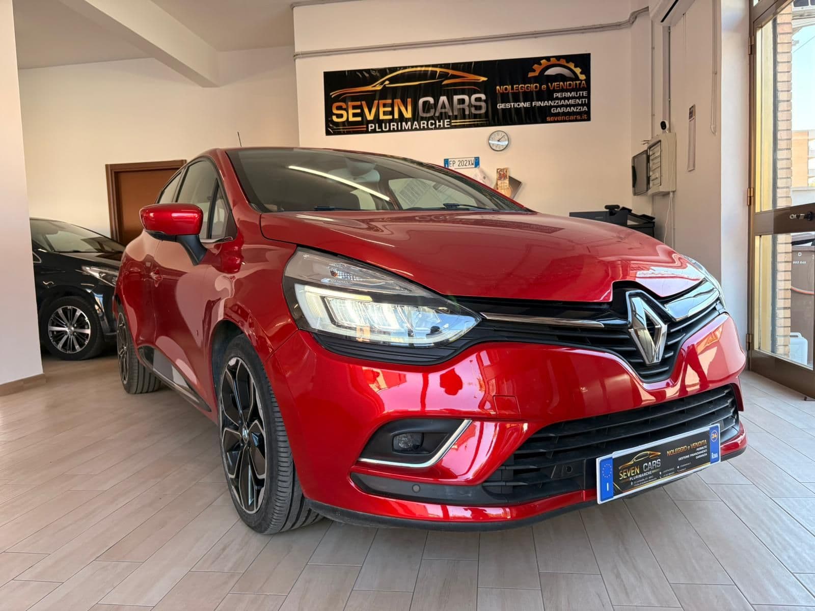 Renault Clio rossa, tra i veicoli promozionati da Sevencars