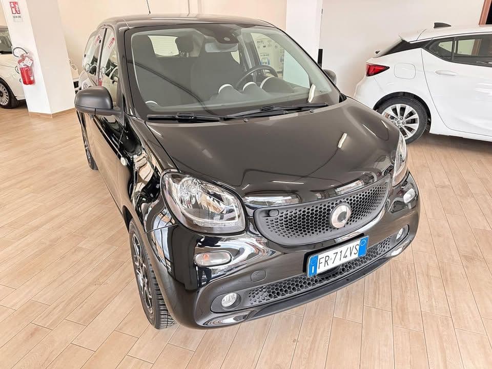 Smart ForFour nera presso lo showroom Sevencars