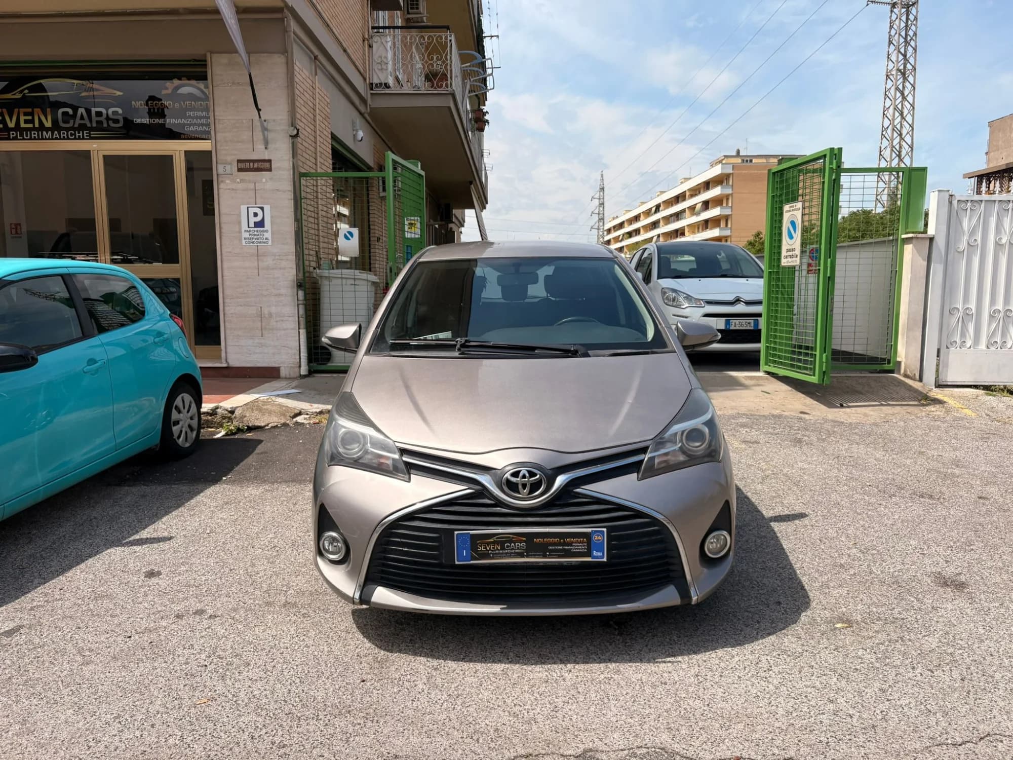 Toyota Yaris 5p 1.0 Lounge presso Sevencars